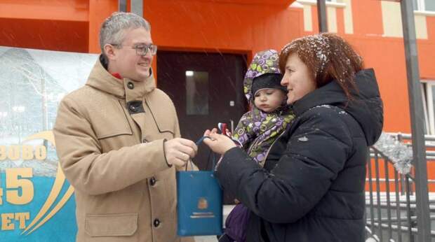 Губернатор Камчатки вручил семьям ключи от нового жилья и исполнил мечты детей