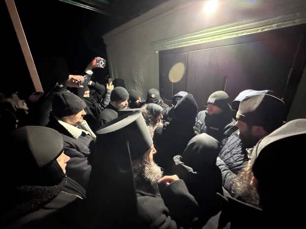 Отсюда может начаться падение режима Санду. Православные на одну ночь отбили свой храм у молдавской полиции