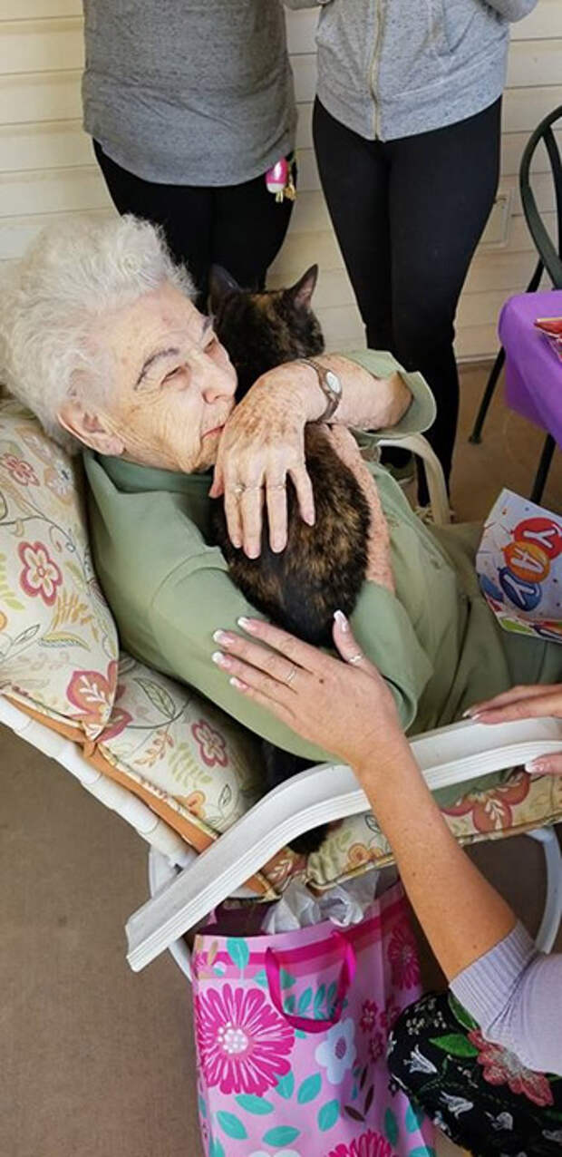На своё 103-летие бабушка неожиданно получила подарок, который действительно сделал её счастливой