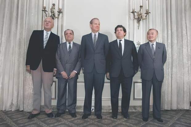 Министры финансов на подписании Plaza Accord в Нью-Йорке в отеле the Plaza. Слева направо: Герхард Столтенберг (ФРГ), Пьер Береговой (Франция), Джеймс А. Бейкер III (США), Найджел Лоусон (Великобритания) и Нобору Такешита (Япония)