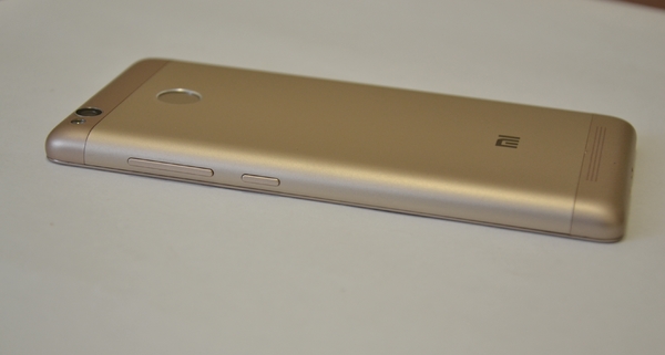 Xiaomi Redmi 3S сбоку