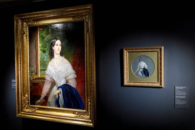 Слева: «Портрет Эмилии Тимм» / «Портрет молодой женщины у фортепиано»