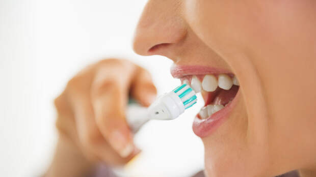 Стоматолог Янушевич: нужно уметь чистить зубы один раз в день