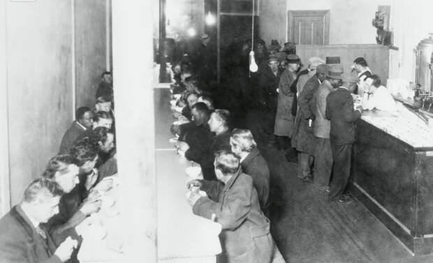 Внутри столовой. Фото 1930 года