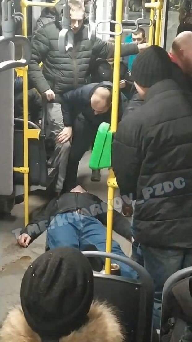 В Харькове жестоко избивали людей, пока очевидцы бездействовали и снимали на видео
