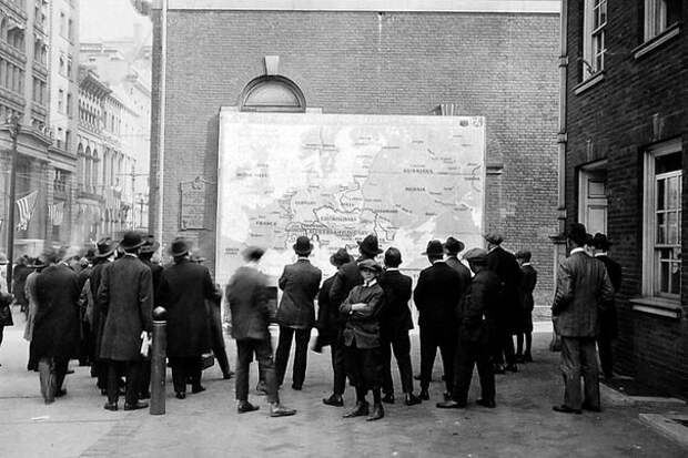 Прохожие изучают новую карту Европы после окончания Первой Мировой войны.  Филадельфия история, события, фото