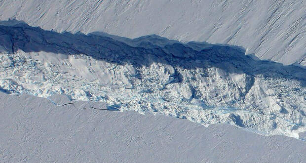 Трещина в леднике Бранта: как рождаются айсберги