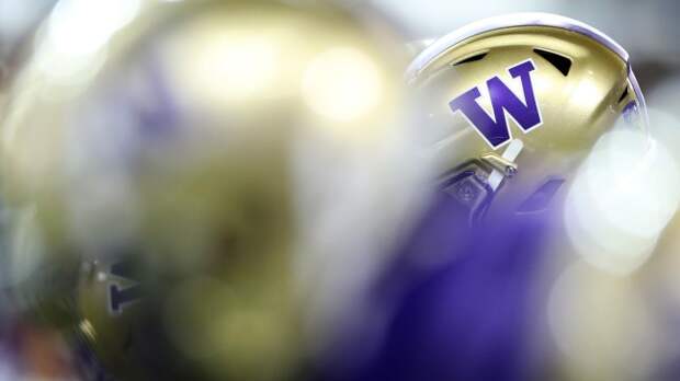 A Washington Huskies logo on a football helmet.