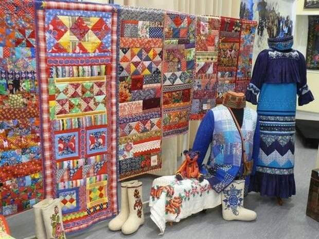 Приветствую любителей лоскутного шитья! Лоскутные одеяла на Руси издавна считались оберегами. Хотите узнать почему так было?  Возможно все дело в том, что их шили из вещей, которые уже не носились.