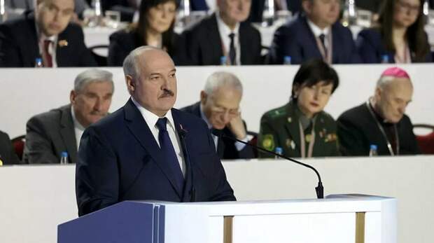 Лукашенко «перевоспитал» белорусов в любви к России