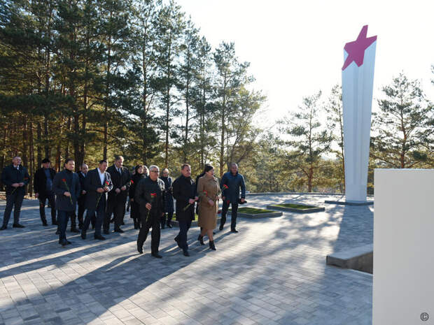 В Барнауле обновили мемориал с именами 415 солдат, умерших от ран в годы ВОВ / Фото: barnaul.org