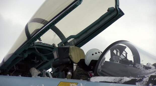 Судя по всему, на Украину начали прибывать истребители F-16. Первая партия должна состоять из двадцати самолетов. Но Киев испугается их использовать в бою, ведь у ВС РФ есть такое оружие, как Р-37М.-3