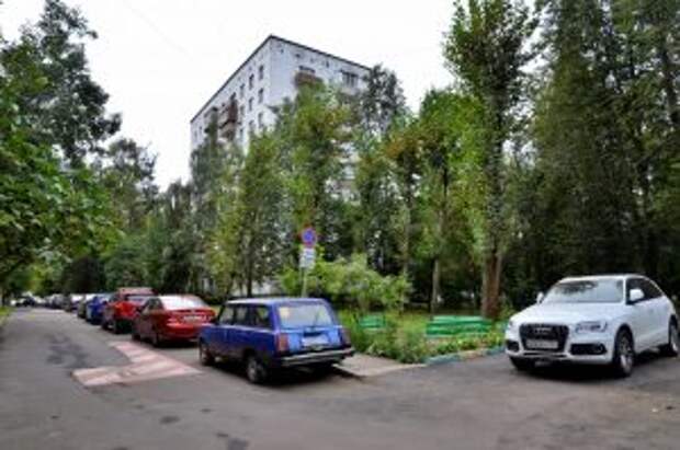 Сотрудники «Жилищника» очистили дворовые территории в районе. Фото: Анна Быкова
