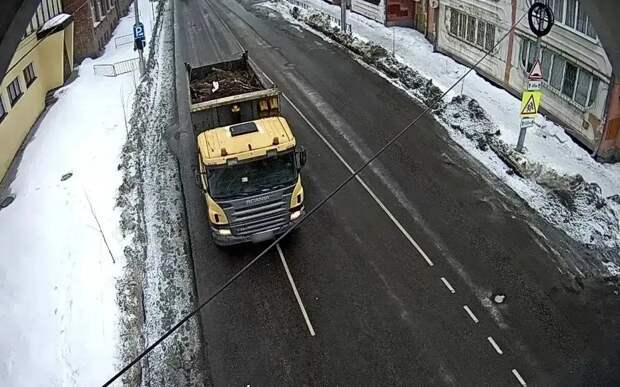 Видеонаблюдение помогло найти рассыпавший строительный мусор в Рязани грузовик