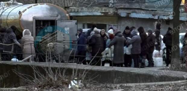 Очередь за водой на Гвардейке по ул. Ермощенко за «Травмваем