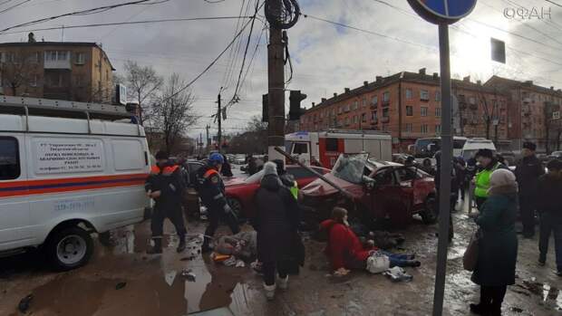 Страшное ДТП с двумя иномарками произошло в Твери, пострадали пешеходы Страшное ДТП с двумя иномарками произошло в Твери, пострадали пешеходы