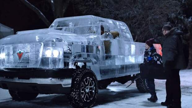 Настоящий, полностью функционирующий грузовик изо льда