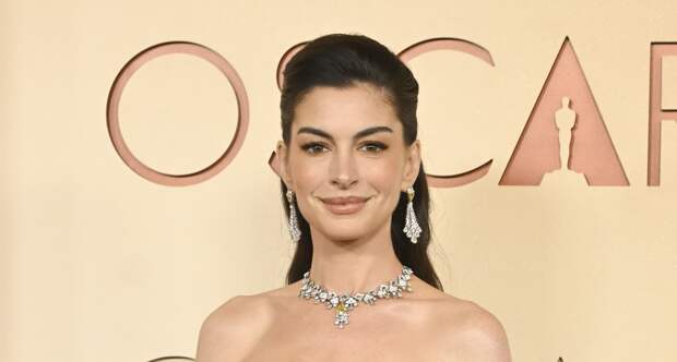 В сети обсудили новые фото Энн Хэтэуэй для глянца на фоне слухов о пластике