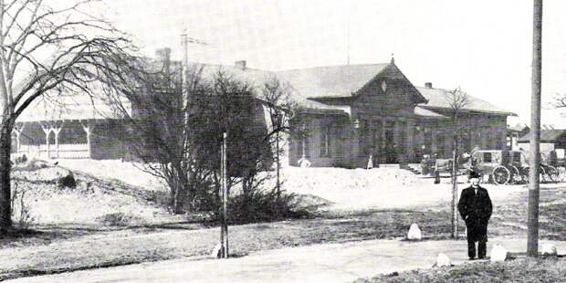 Первое здание вокзала было построено из дерева, чтобы в случае военного столкновения его можно было быстро уничтожить (Stralsund Hauptbahnhof, Германия). | Фото: de.wikipedia.org. Первое здание вокзала было построено из дерева, чтобы в случае военного столкновения его можно было быстро уничтожить (Stralsund Hauptbahnhof, Германия). | Фото: de.wikipedia.org.