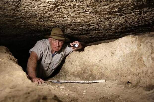 Теперь археолог Марк Леннер, ведущий специалист в этой области, обнаружил доказательства существования затерянного водного пути под пыльным плато Гиза археолог, археология, история, пирамида, факты, хеопс