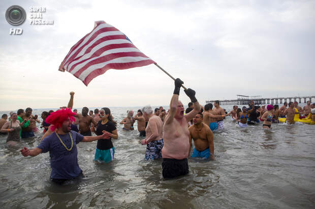 США. Нью-Йорк. 1 января. Во время ежегодного заплыва «Белых медведей» в честь Нового года. (AP Photo/Craig Ruttle)