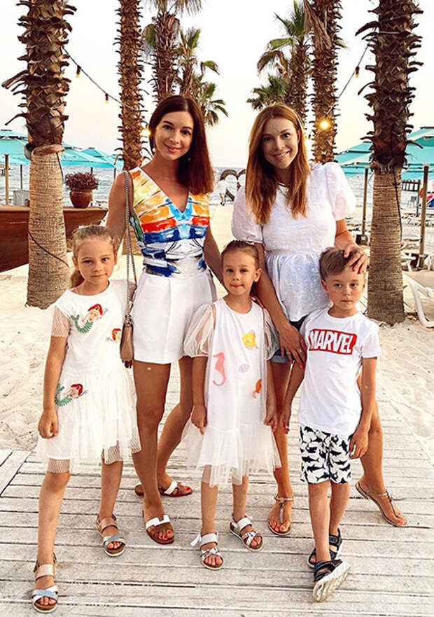 Наталья Подольская с сестрой Юлианой, сыном Артемием и племянницами