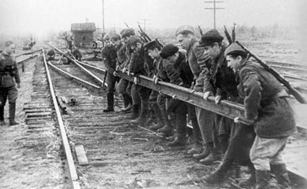 На фото: участники партизанского движения, разбирающие железнодорожные пути в ходе рельсовой войны во время Великой Отечественной войны