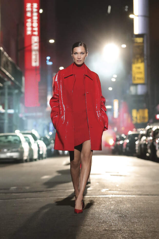 Белла Хадид на показе Michael Kors осень-зима 2021