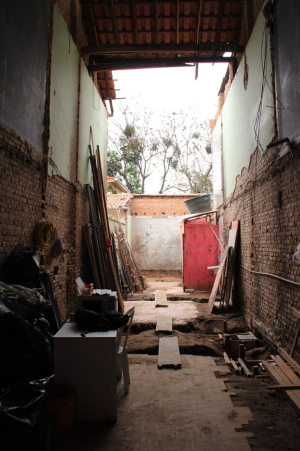 От старого здания остались лишь боковые стены, граничащие с соседними строениями (Piraja House, Бразилия). | Фото: homedesignlover.com.