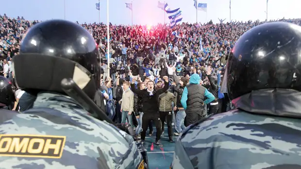 «На стадионе важно чувствовать себя в безопасности»: футбольная общественность отреагировала на драки фанатов с ОМОНом