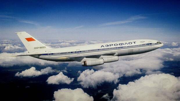 1977 год. Во время полёта странно погибает стюардесса. А позже бортмеханик, но уже на земле. Кто устраняет членов экипажа?