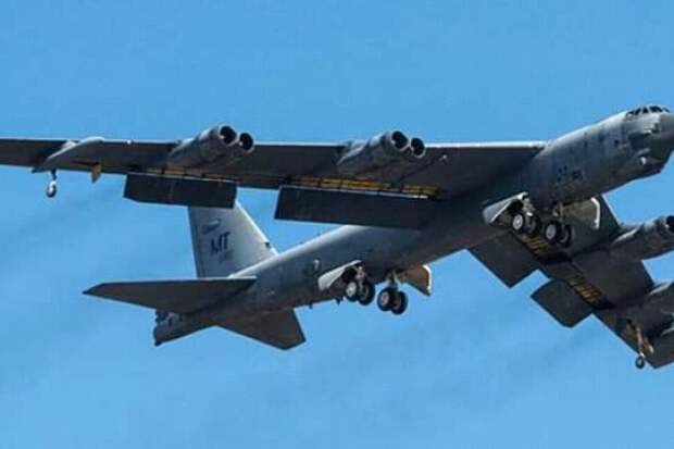 Бомбардировщик B-52 США
