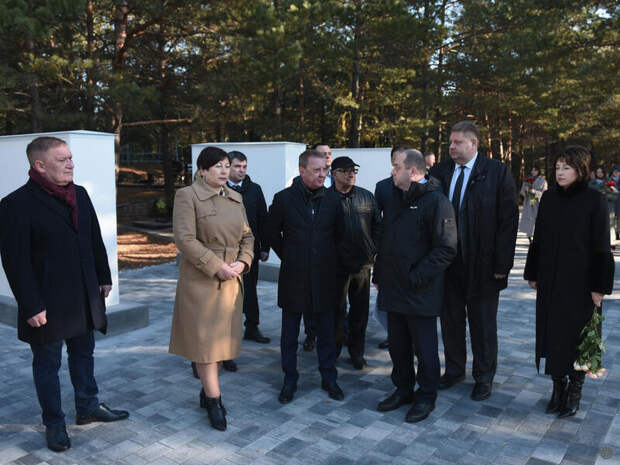 В Барнауле обновили мемориал с именами 415 солдат, умерших от ран в годы ВОВ / Фото: barnaul.org