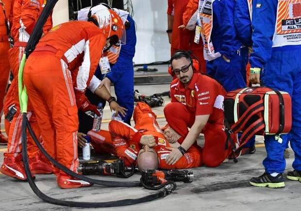 Формула-1: механик Ferrari получил перелом ноги во время пит-стопа ferrari, авто, автомобили. перелом, автоспорт, видео, гонки, формула 1