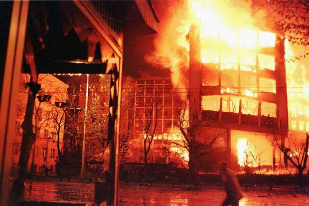 1999 год: бомбежки мирного Белграда, которых требовали сенатор Джо Байден и другие вашингтонские "ястребы", стали реальностью. Агрессия НАТО унесла жизни тысяч людей. Фото: gettyimages