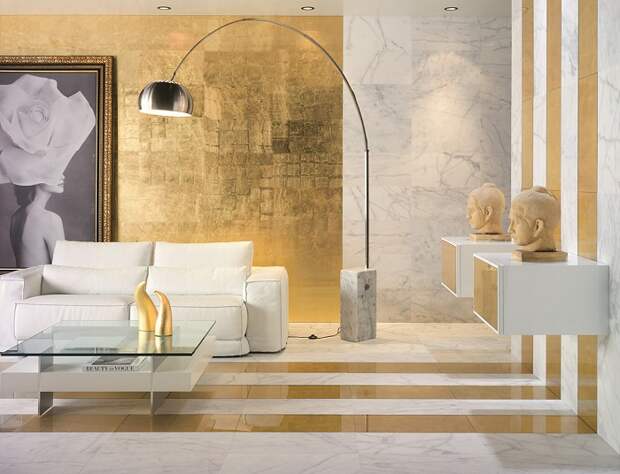 Необычный интерьер гостиной комнаты создан благодаря комбинированию белых тонов с золотыми.