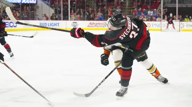 Шайба Свечникова помогла «Каролине» обыграть «Айлендерс» в НХЛ