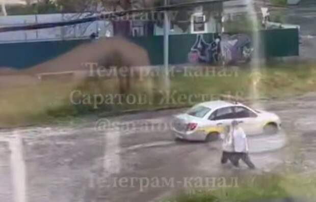 Улицы Саратова залило водой из-за мощного ливня с градом