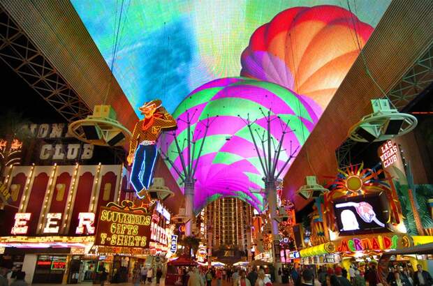 ss-090408-las-vegas-02ss_full 2) Расположенная в центре Лас-Вегаса, эта удивительная пешеходная дорожка – место, где установлено около 16 млн. лампочек, благодаря чему она считается одним из самых больших светодиодных экранов в мире. (Brian Jones/Las Vegas News Bureau)