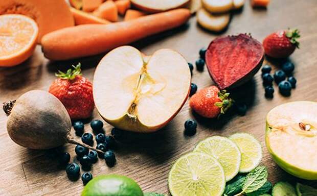 Свежие фрукты и овощи на столе