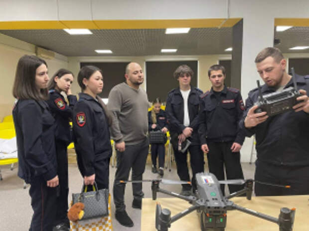 В ХМАО - Югре полицейские провели презентацию применения беспилотных воздушных судов в своей деятельности для студентов