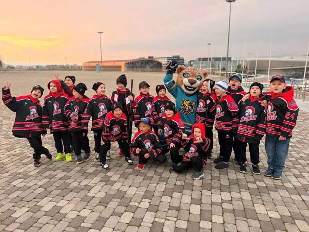 Исторический выход: команда юных хоккеистов из Симферополя вошла в плей-офф международного турнира в Сочи