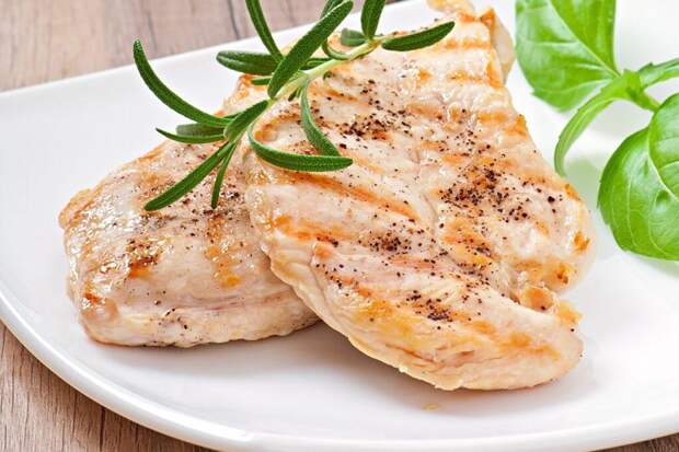 Куриная грудка не будет сухой: рецепт отбивных под овощной шубой