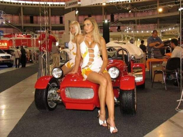 Девушки с автовыставок