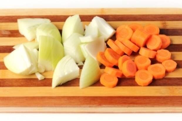 Морковь и лук чистим, морковь нарезаем кольцами, а лук небольшими кусочками.