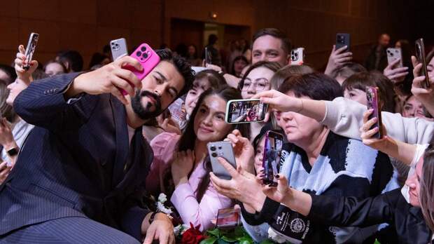 Достать Бурака. Москвички раскупили билеты на спектакль с турецким актером