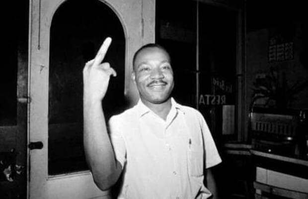 Мартин Лютер Кинг никогда не демонстрировал такого жеста. Фотошопперы переделали его из другого жеста, символизирующего мир во всем мире кругом обман, фальшивка, фото, фотошоп