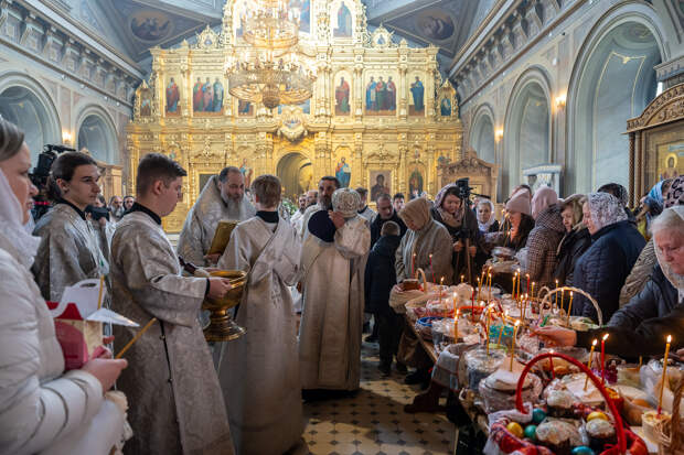 Митрополит Никодим возглавил богослужение Великой Субботы и освятил пасхальные куличи