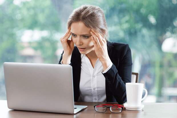 woman-with-headache-looking-at-laptop