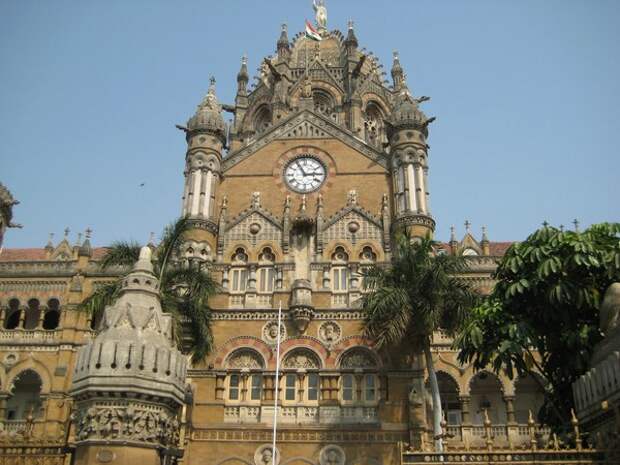 Железнодорожный вокзал Чхатрапати-Шиваджи построен в неоготическом стиле.